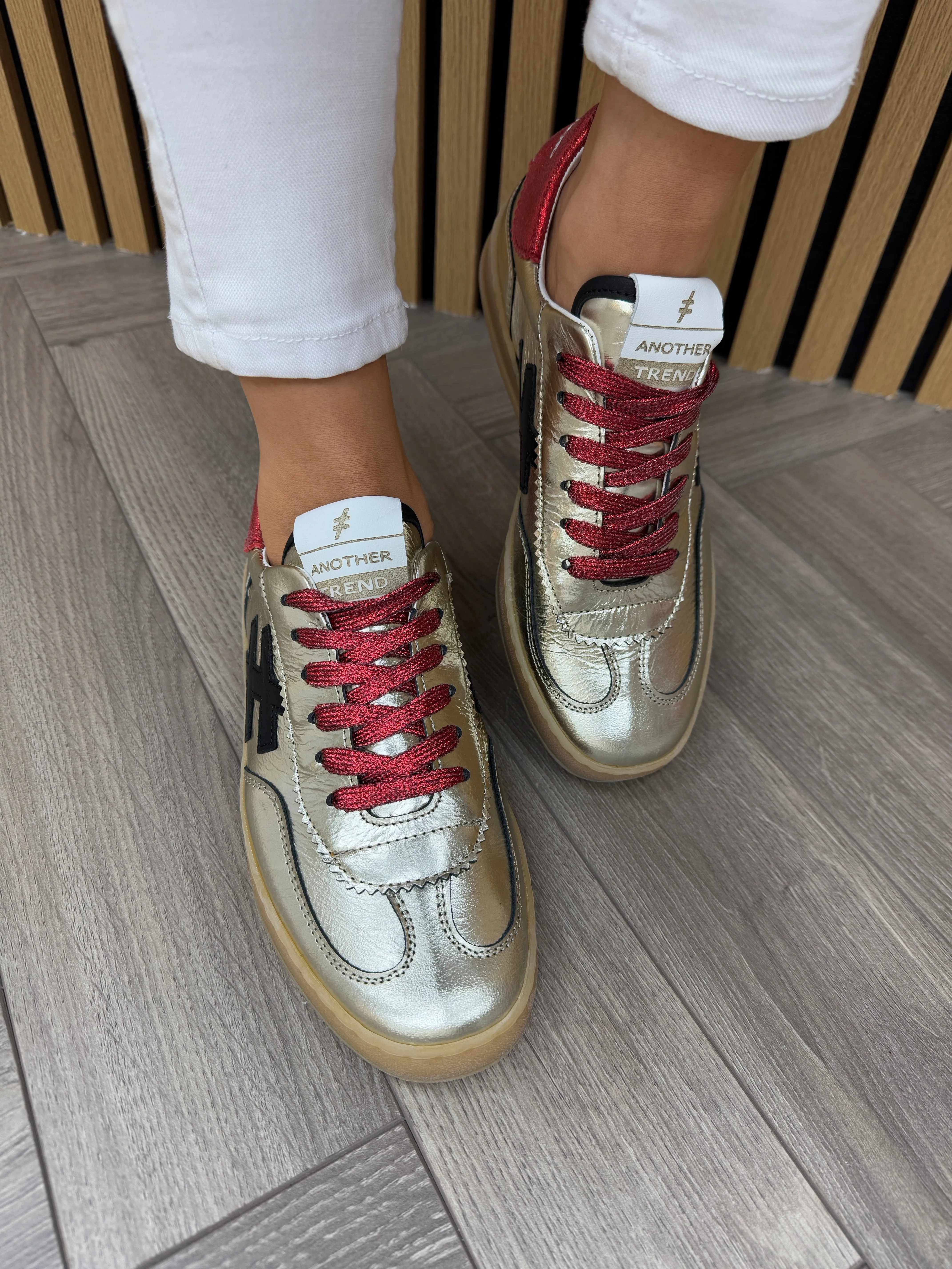 Another Trend (SS25) Metallic Trainer with Red Detail A032 5878 - Platino/Rojo (A22)