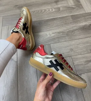 Another Trend (SS25) Metallic Trainer with Red Detail A032 5878 - Platino/Rojo (A22)