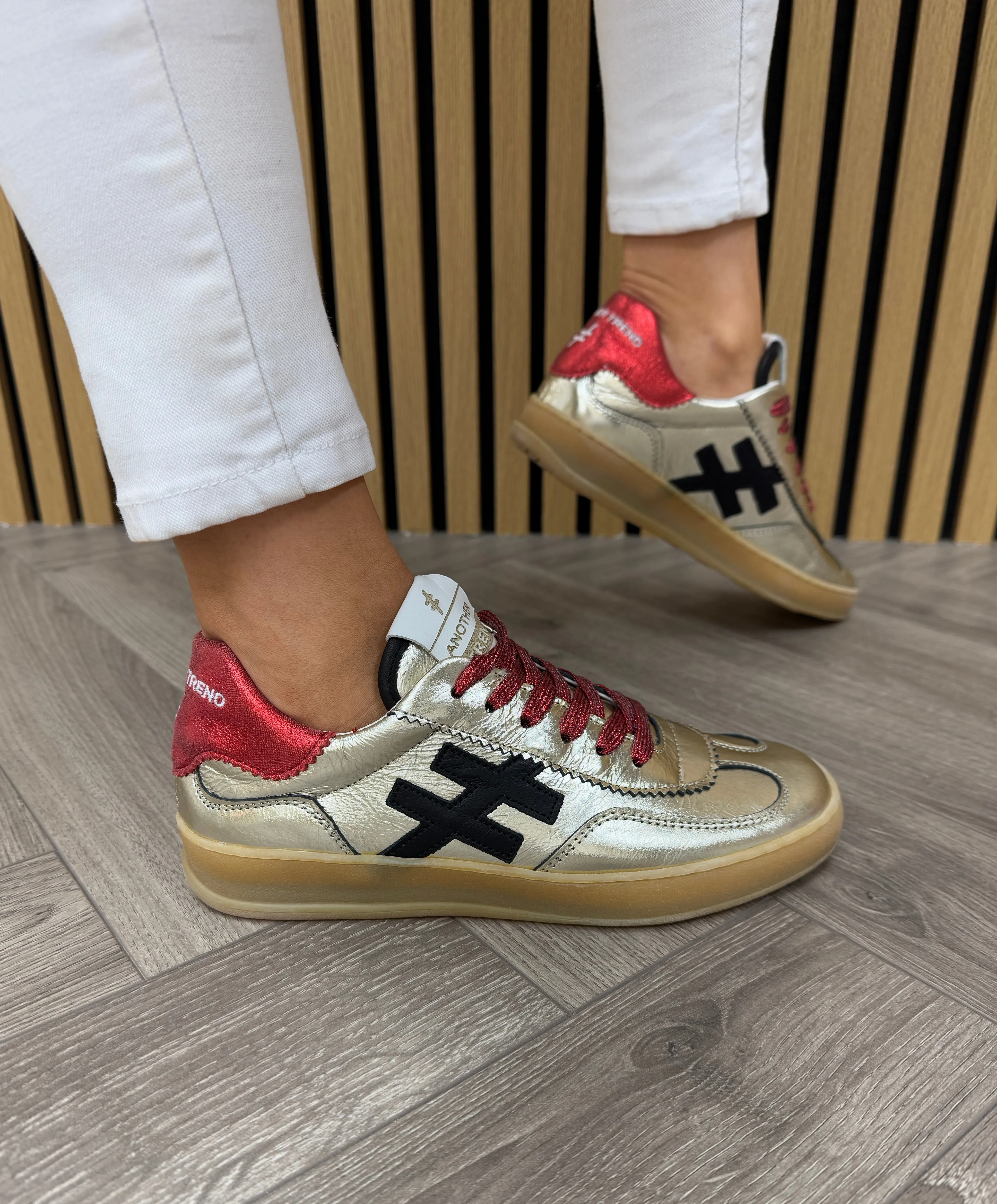 Another Trend (SS25) Metallic Trainer with Red Detail A032 5878 - Platino/Rojo (A22)