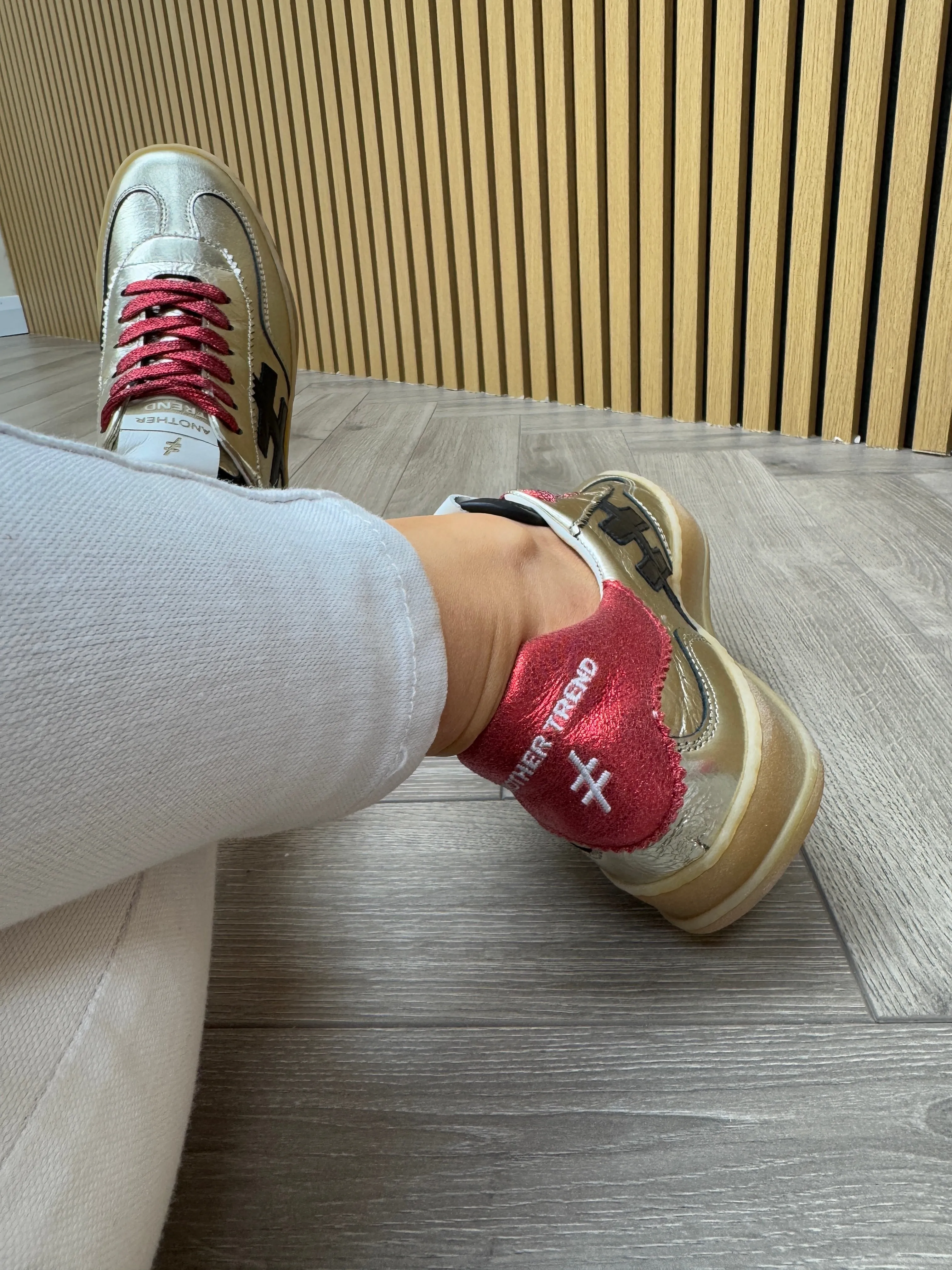 Another Trend (SS25) Metallic Trainer with Red Detail A032 5878 - Platino/Rojo (A22)