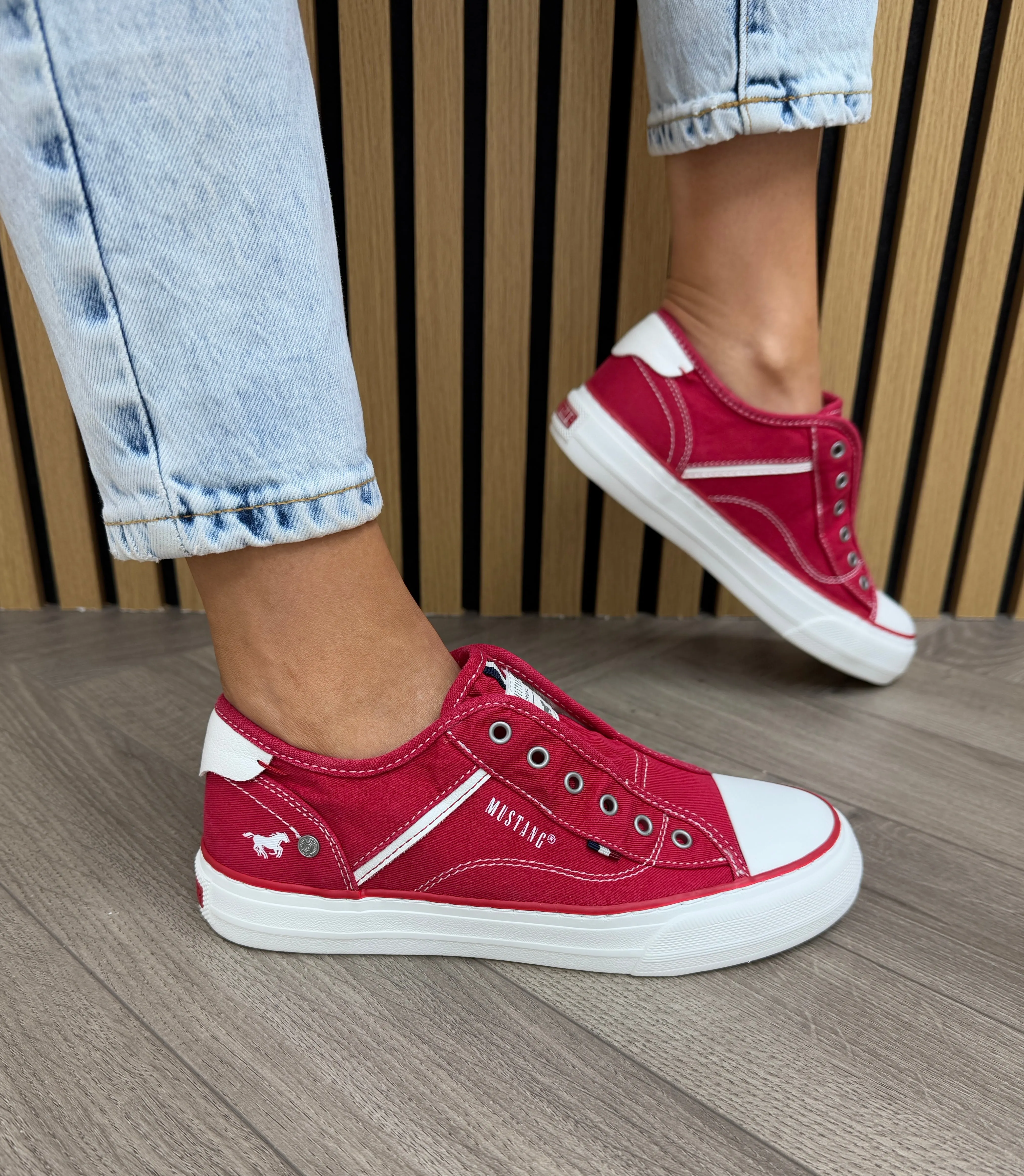 Mustang (SS25) Slip On Canvas Trainer 1272-402-5 - Rot/Red (M1)